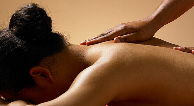 Kvinde som modtager massage